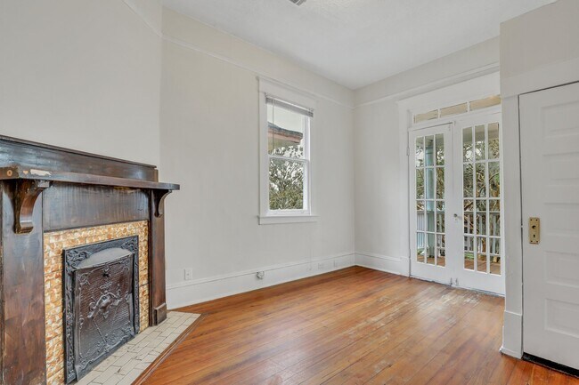 Front Bedroom has gorgeous fireplace - 1120 E 31st St Unit B