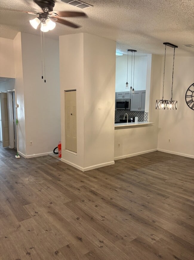Open concept, living room & dining room - 931 Edpas Rd Unit 931