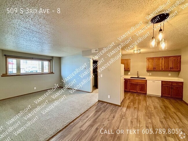 Building Photo - Garden Level 2 Bedroom Apartment - Recentl... Unit 8