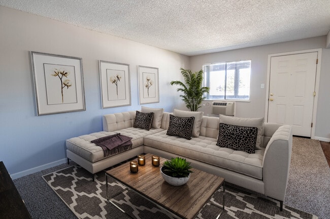 1 habitación, 1 baño - Sala de estar - Bear Valley Village Apartments