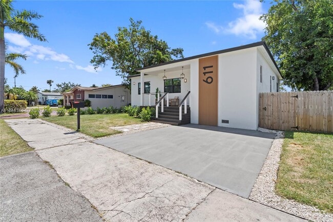 Photo - 611 SW 4th Ct