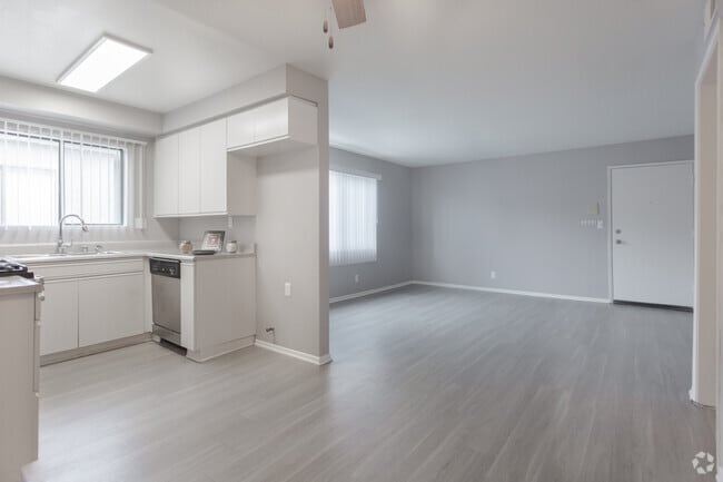 2BR,2BA-940SF- Dining Room