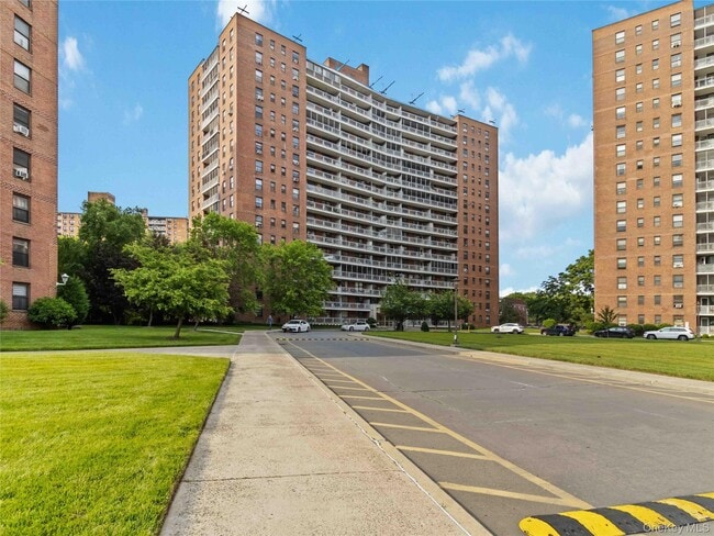 Building Photo - 61-25 98th St Unit 2H Rental