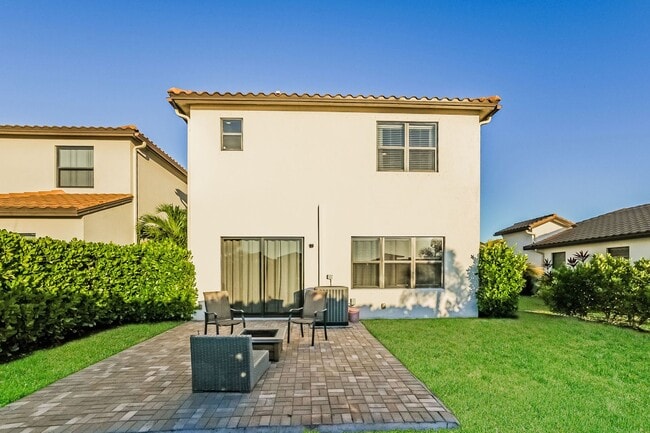 Photo - Annual rental - 3 bedroom / 2.5 bath - Fully furnished