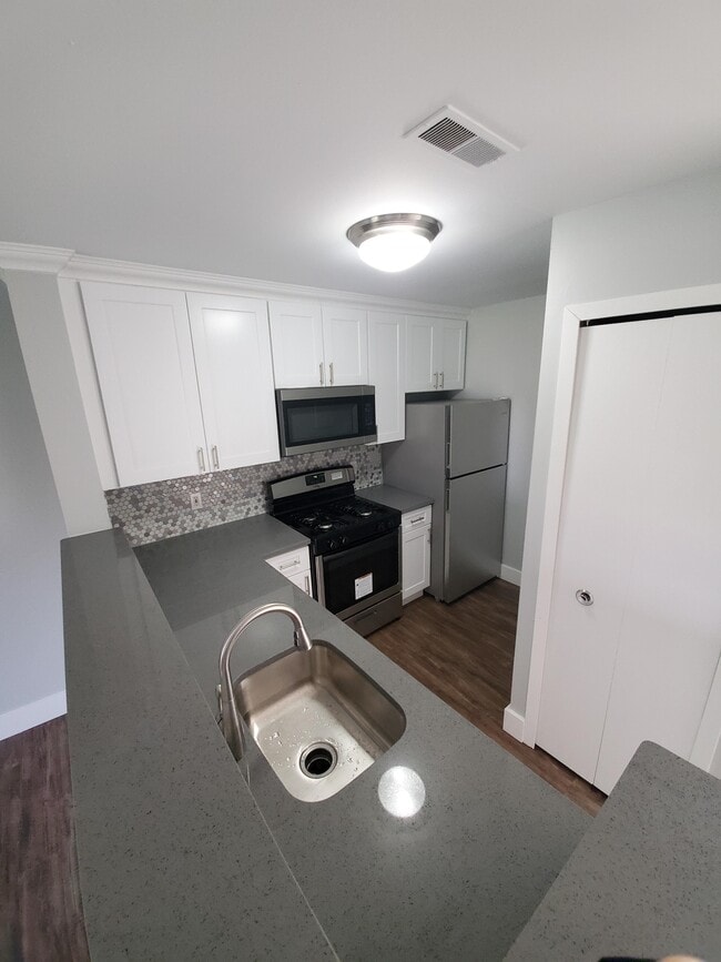 Woodlake Hills Apartments Pontiac, MI