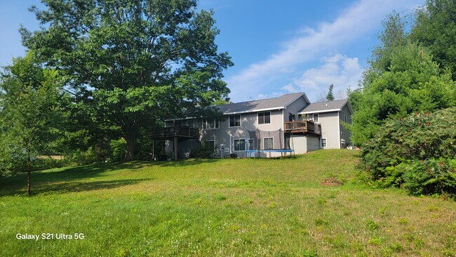 Gran patio trasero - 4400 Manhattan W