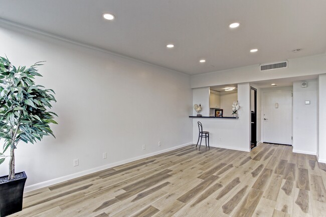 Building Photo - 2701 Westheimer Rd Unit 2J