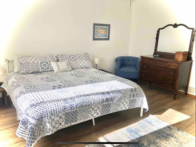 dormitorio con cama king - 8659 Chancellor Dr Unidad King Bedroom