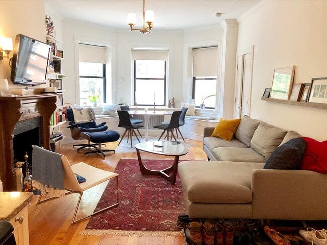 Building Photo - 247 Newbury St Unit 2R