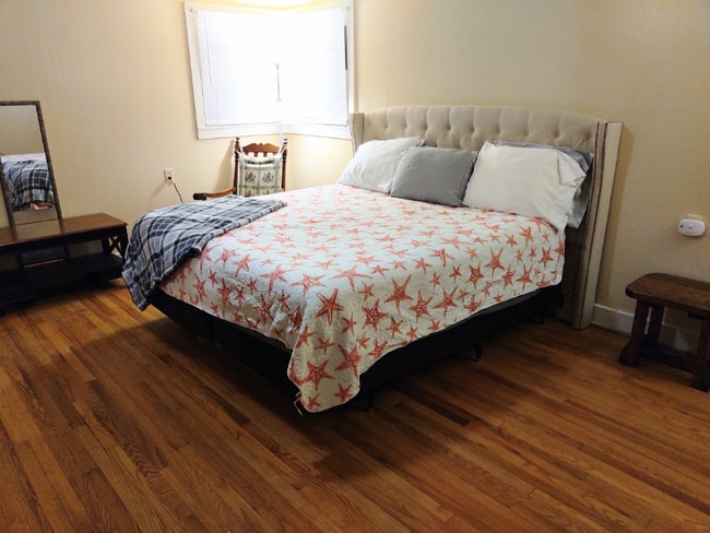 000 Barefoot St