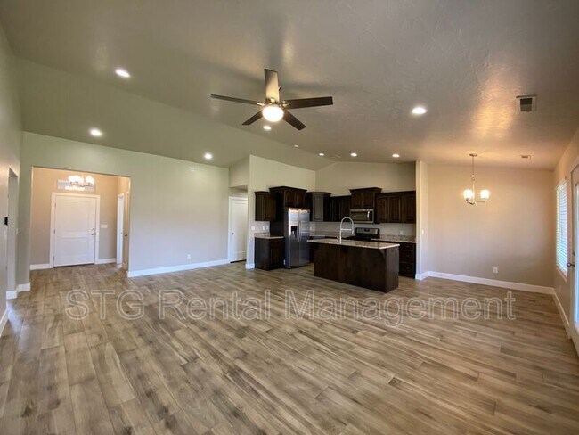 Building Photo - 758 N 300 W