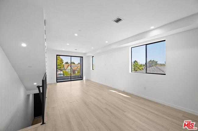 Photo - 2123 Cloverdale Ave