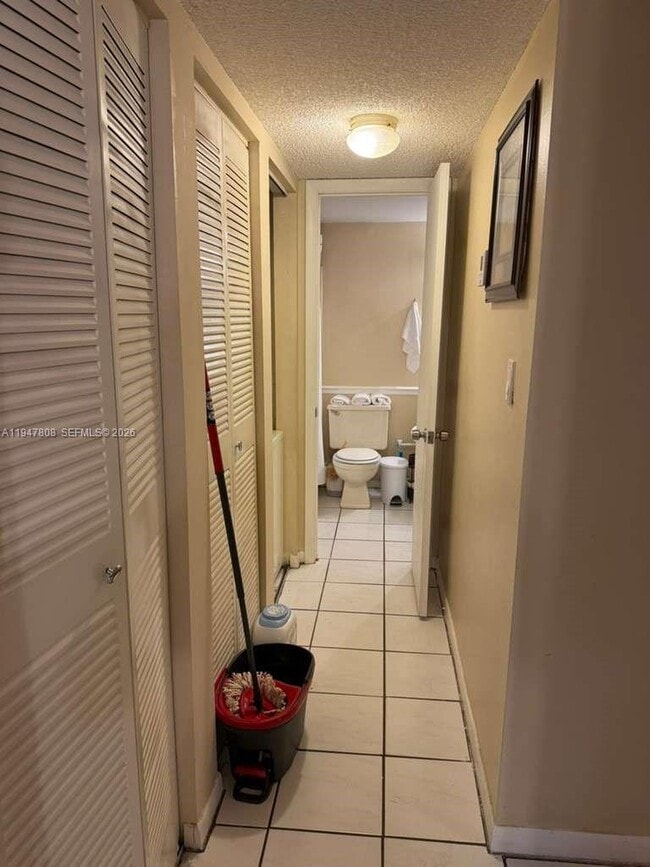 Building Photo - 6031 Shaker Wood Cir Unit 107