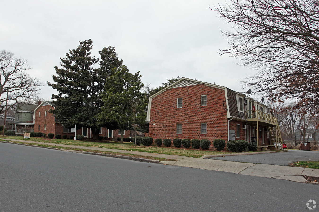 Chestnut Court - Chestnut Court Apartments
