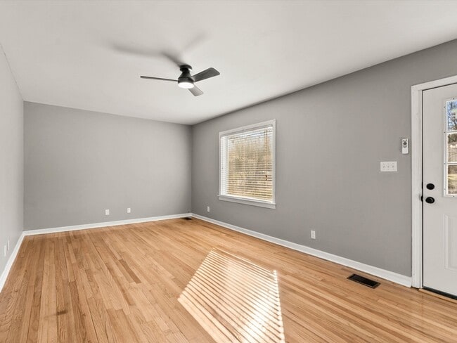 Photo - 1403 Lowell Dr SE