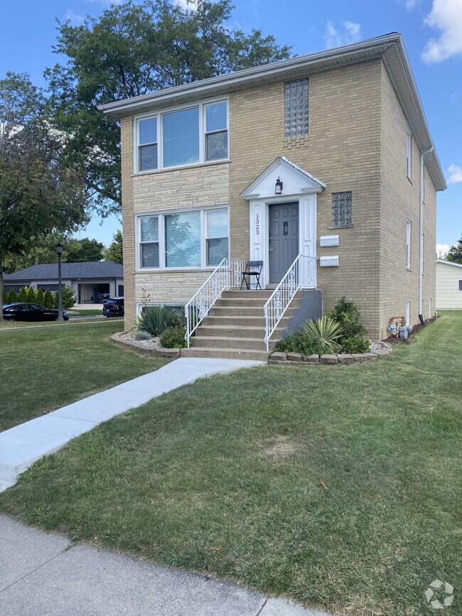 Building Photo - 1323 W Cossitt Ave Unit 2nd floor Rental