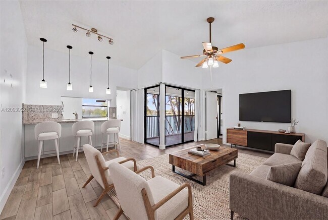 Building Photo - 889 Hamilton Dr Unit 889D