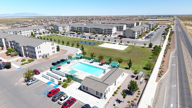 Sala de estar de estilo de vida activo - Van Horne Estates Apartments