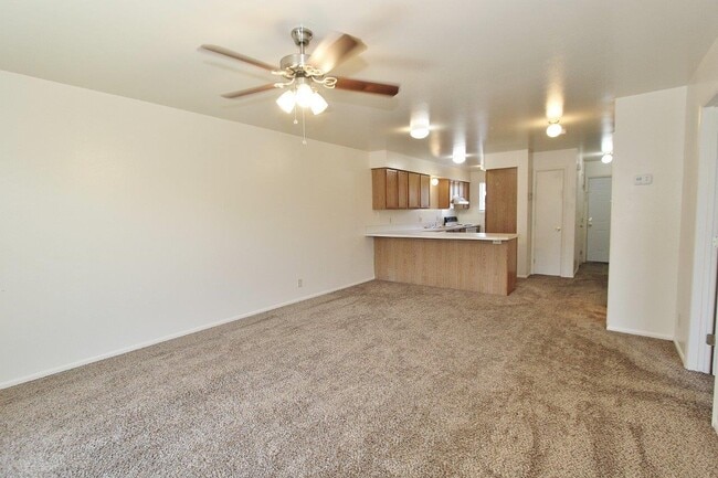 Building Photo - 551 N Moffatt Ave Unit 8 Rental