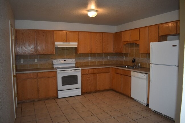 Photo - 404 Dale Ave Unidad B-STILL OCCUPIED BY RESIDENT