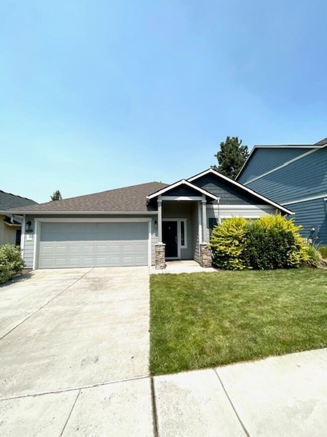 Gorgeous single level home in NE Bend! - Gorgeous single level home in NE Bend!