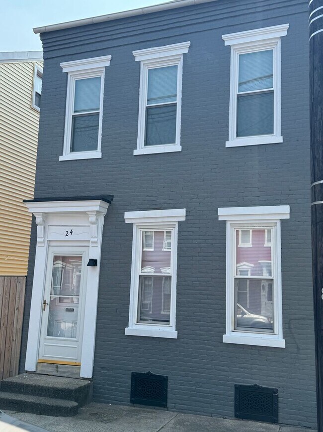 Building Photo - 24 N 8th St Unit Apt 2