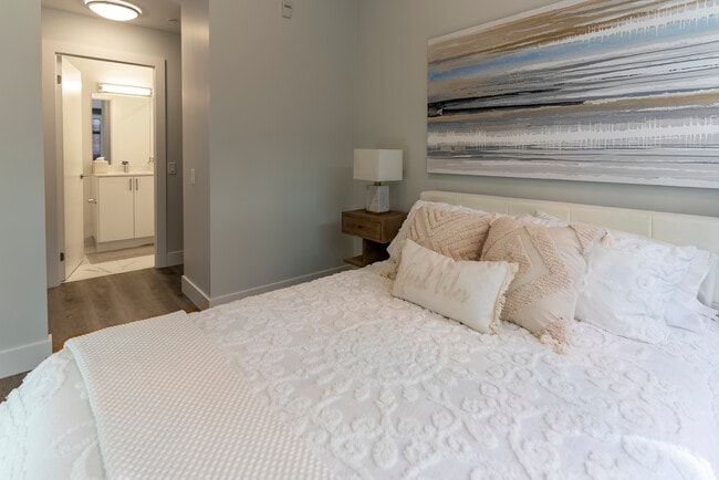 Photo - 475 George St N Unit 2 Bed