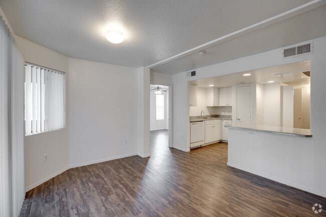 2BR, 2BA - 1,040 SF