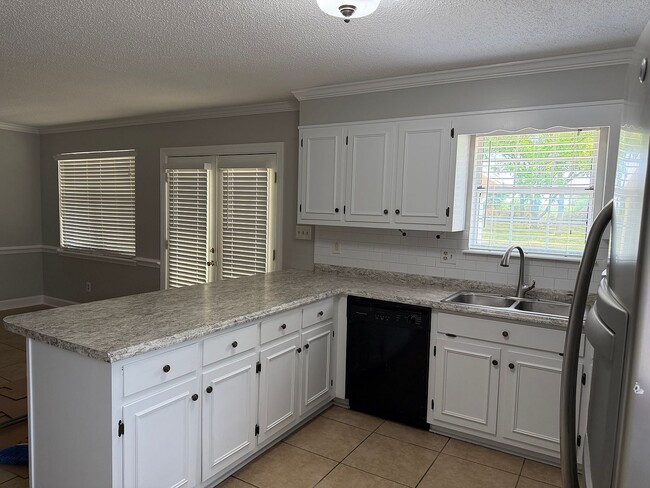 Photo - 154 Century Rd E