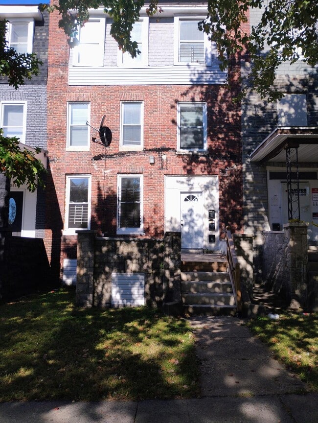 Building Photo - 2302 Whittier Ave Unit 1
