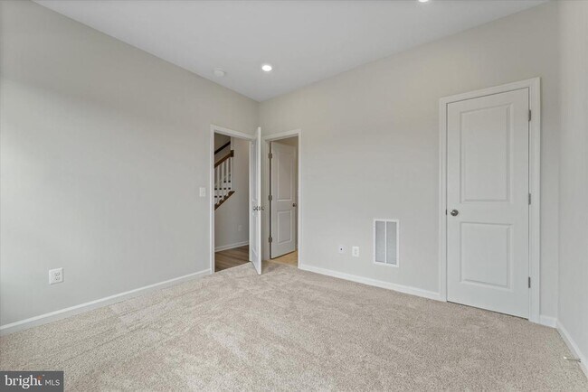 Photo - 705 Sawback Sq NE