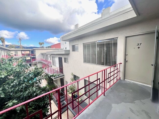 Photo - 5855 Carlton Way,