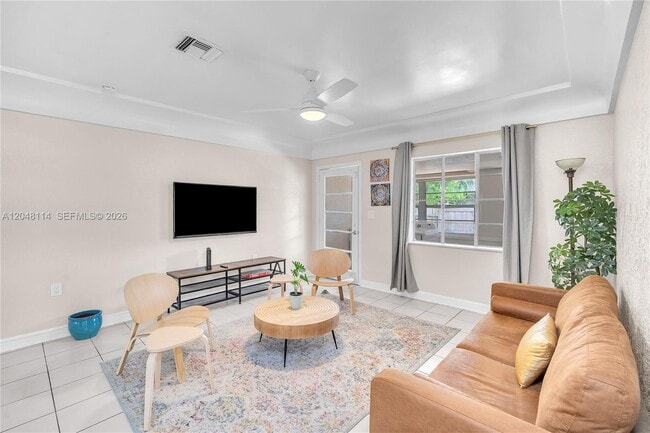 Photo - 261 SW 15th St Unit 3