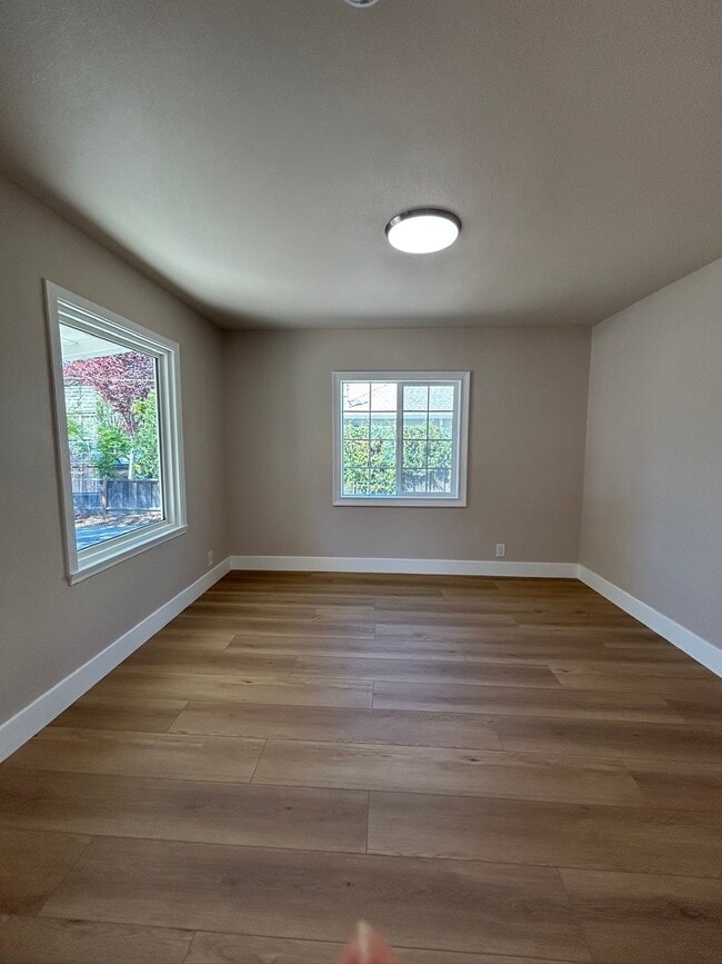 dormitorio lleno de luz natural - 820 Jackson St