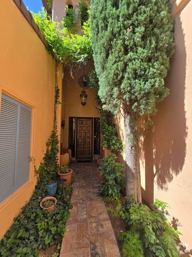 Building Photo - Furnished, 6-12 month rental