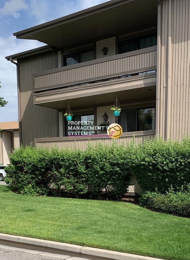 Building Photo - 2 Bedroom Condo in Gated Midvale Community Unit A