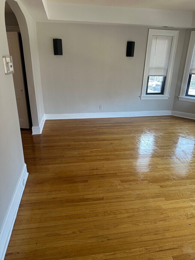 Livingroom - 8009 S Phillips Ave Unit 2