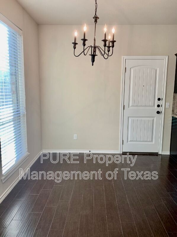 Photo - 215 N College St