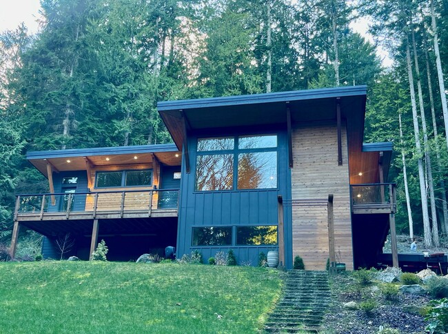 Absolutley stunning custom home in desirab... - Absolutley stunning custom home in desirab...