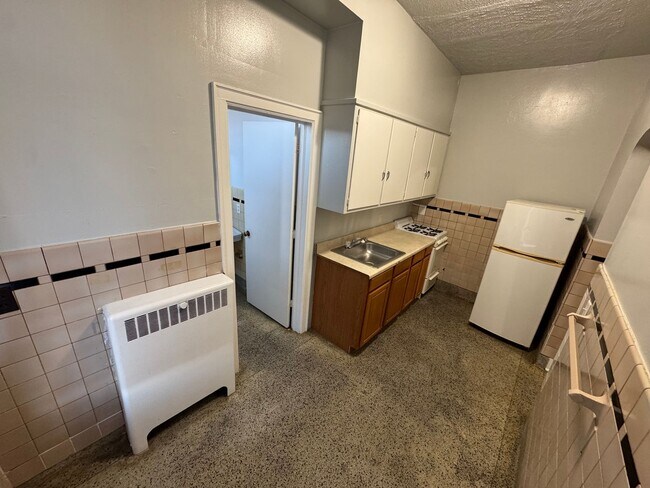 Photo - Large one room efficiency with large kitchen Unidad Apart #35