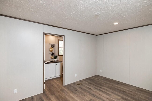 136 Court Rd - 136 Court Rd Condo