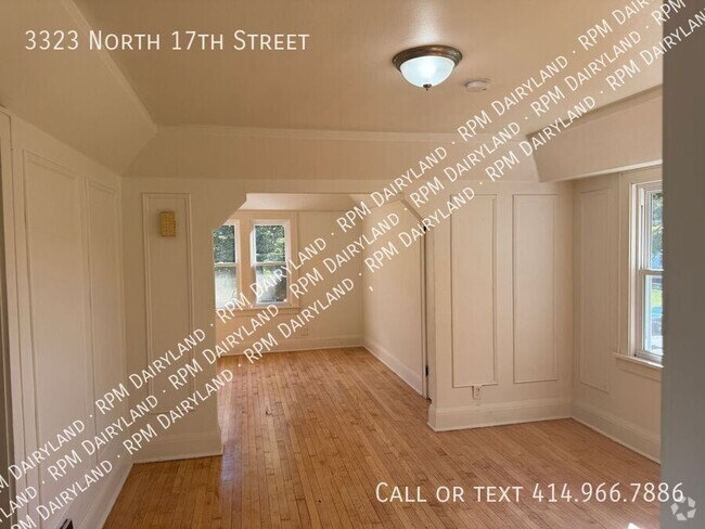 Building Photo - Stunning Newly Renovated 2-Bedroom Upper D... Rental