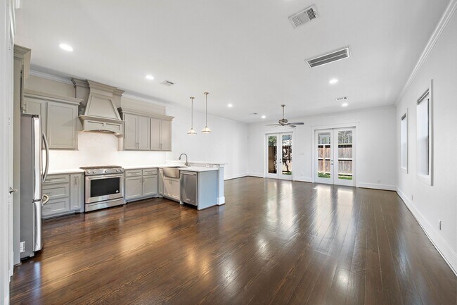 Photo - 819 Algregg St