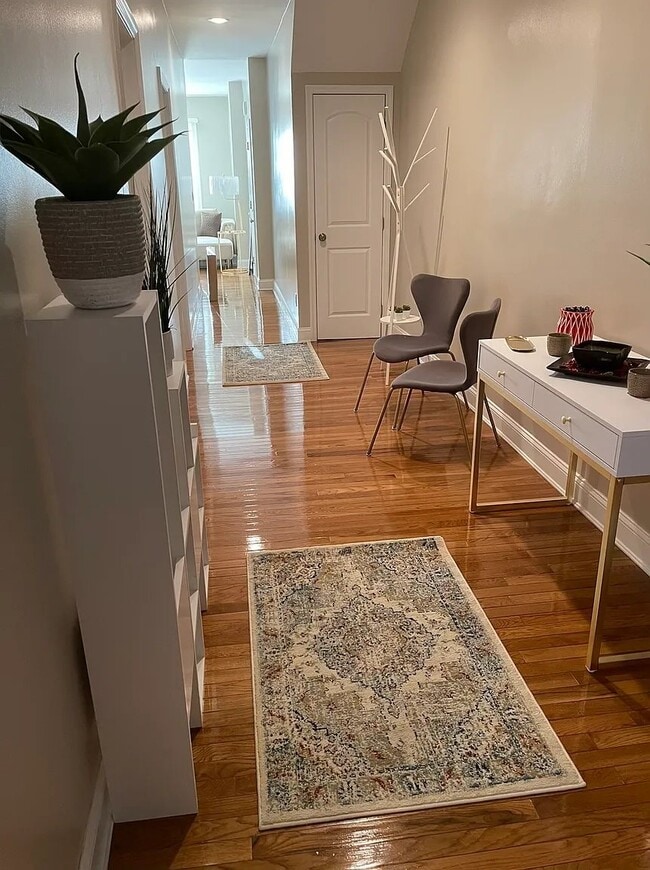Photo - 1660 Hering Ave Unidad 2