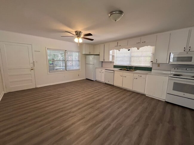 Photo - Charming Vintage Home on 3 City Lots near football stadium Live Oak, FL