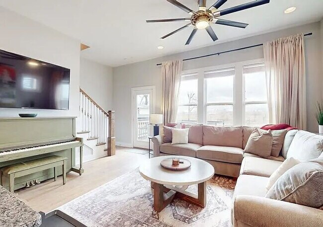 Fully Furnished House on the River! 10 minutes to Downtown
