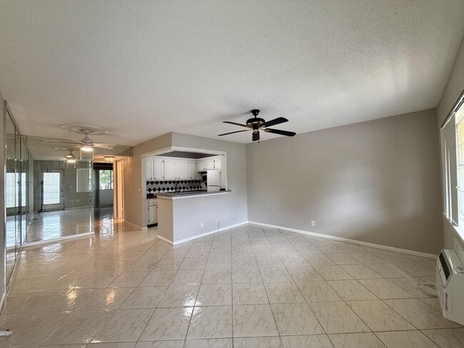 Building Photo - 134 Sussex G Unit 134