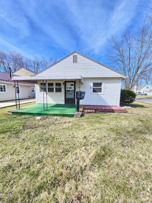 Building Photo - Updated 3 Bedroom Ranch style home