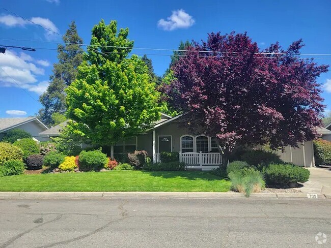 Building Photo - 3 bed 2 bath Home for Rent in Grants Pass