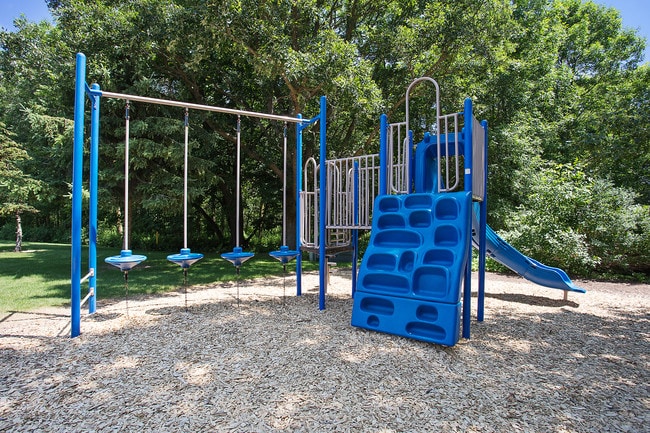 Área de juegos para niños en el complejo - Yorkshire Lane Apartments in Manitowoc, WI